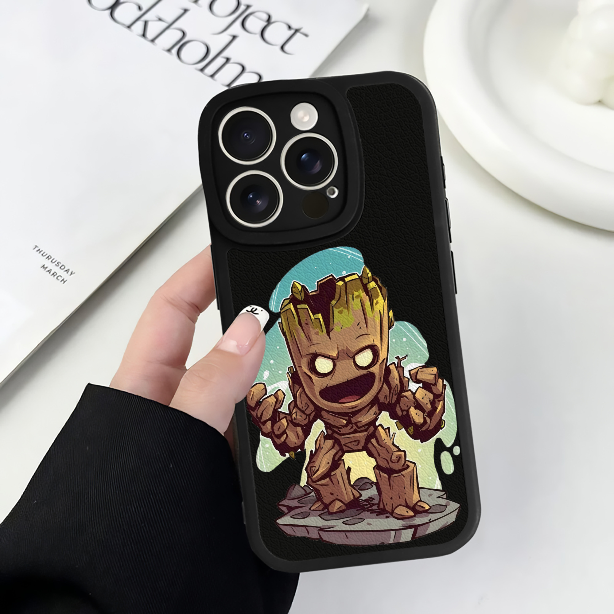 （画像用） アベンジャーズ The Avengers 【iPhone 16シリーズ対応】シリコンスマホケース（レザー調） 材質：シリコン